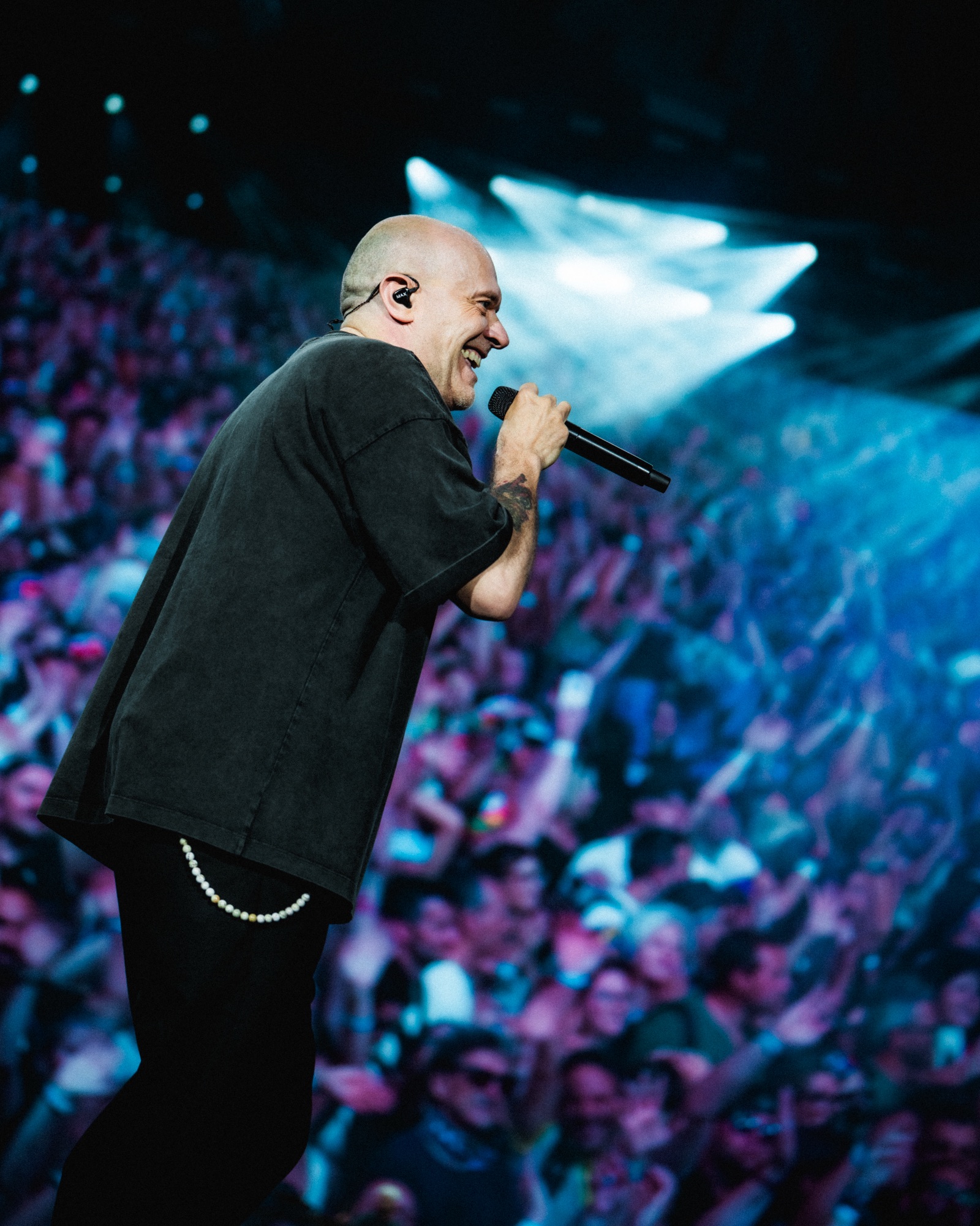 Max Pezzali debutta con “Max Forever Gli Anni d’Oro – Stadi 2026”: sold out a Lignano per il tour più venduto dell’anno