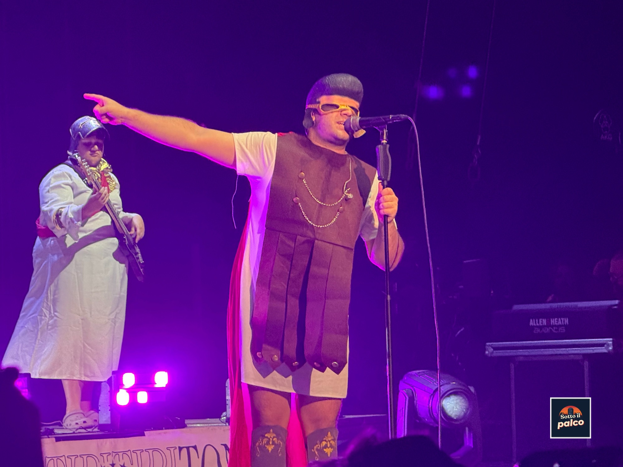 TonyPitony conquista Roma: dietro la maschera, uno show tra musica, teatro e irriverenza